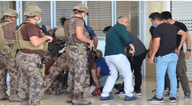 İş arkadaşını rehin aldı