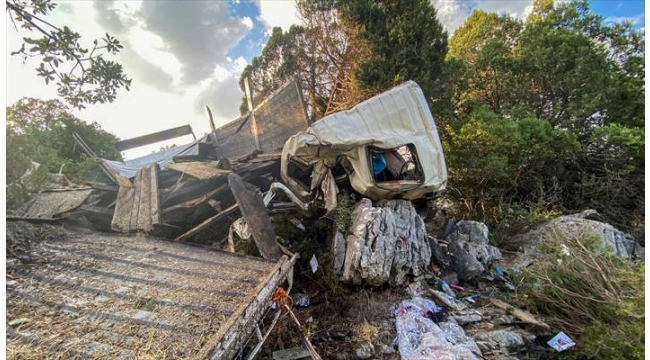 Kamyonet uçuruma yuvarlandı