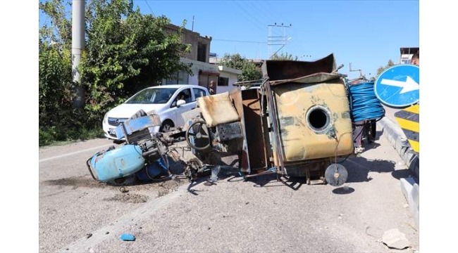 Minibüs ile tarım aracı çarpıştı
