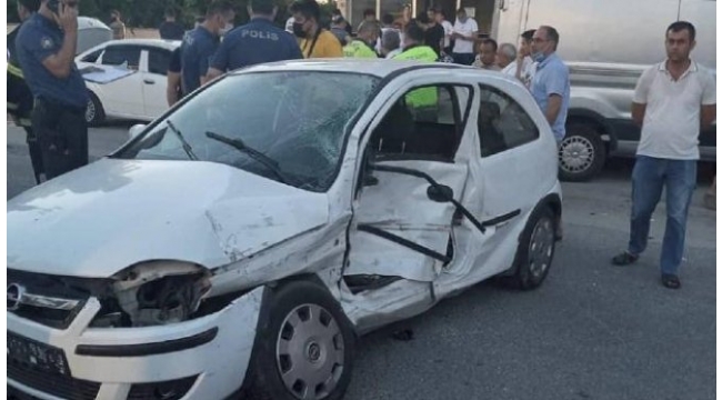 Minibüsle otomobil çarpıştı