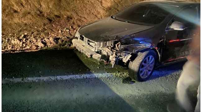 Otomobile çarpan araç uçuruma devrildi