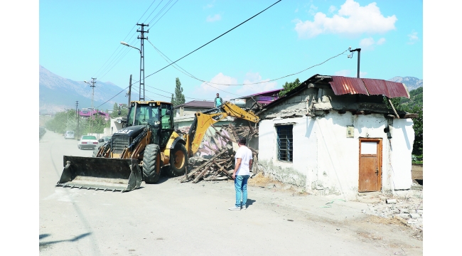 POZANTI’DA METRUK BİNALAR BİR BİR YIKILIYOR