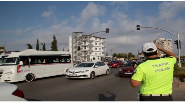 Trafik ekipleri okul çevrelerinde uygulama yaptı
