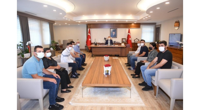 VALİ ELBAN ŞEHİT AİLELERİNİ MAKAMINDA AĞIRLADI