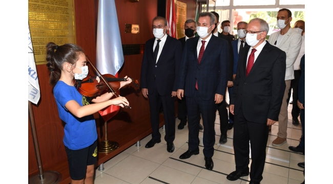 VALİ SÜLEYMAN ELBAN VE MİLLİ EĞİTİM BAKAN YARDIMCISI PROF. DR. AHMET EMRE BİLGİLİ'DEN OKUL ZİYARETİ