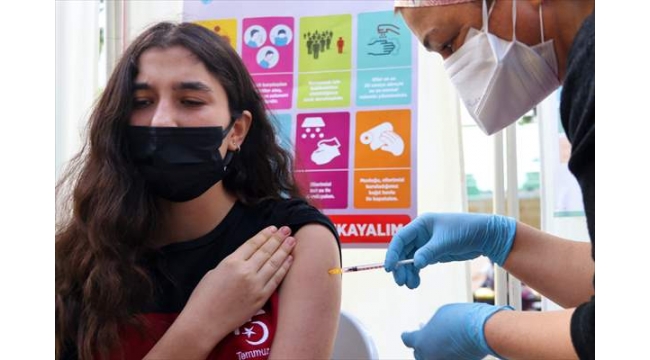 Velilerin onayıyla Kovid-19 aşısı oluyorlar