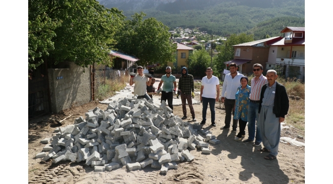 Akçatekir’in sokaklarına vatandaş-belediye el ele vererek parke taşı döşüyor
