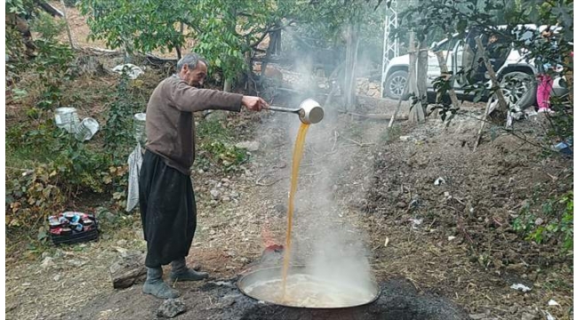 Üzüm pekmezi yapımı devam ediyor