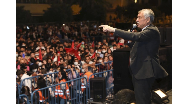 Adana’da on binler  meşalelerle yürüdü