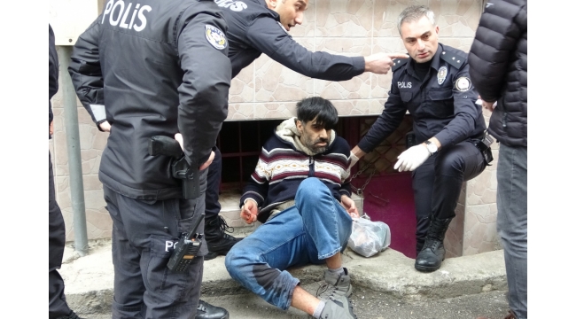 Bıçakla saldırgan vurularak etkisiz hâle getirildi
