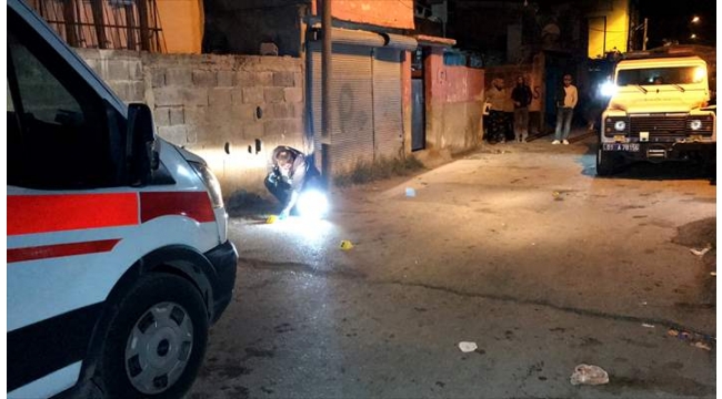 Evinin önünde silahlı saldırıya uğradı