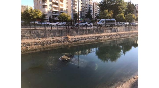 Otomobil sürücüsünü vatandaşlar kurtardı