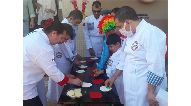 Özel çocuklar pasta yapmayı öğrendi