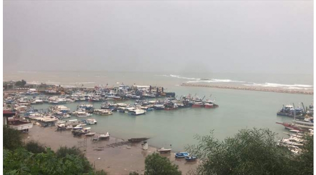 Adana'da kuvvetli fırtına ve sağanak:Deniz taştı