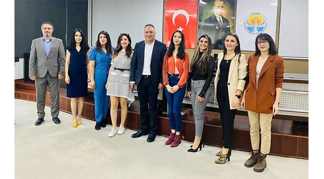 Çocuklara geleceğin dilini öğretmek için eğitim alıyorlar