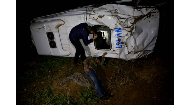 Düzensiz göçmenleri taşıyan minibüs tarlaya devrildi