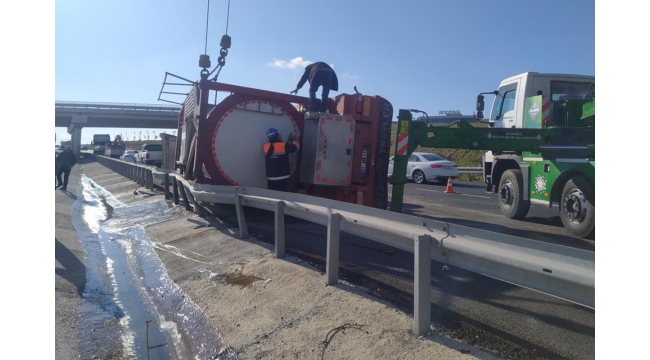 Kimyasal madde yüklü tanker devrildi!