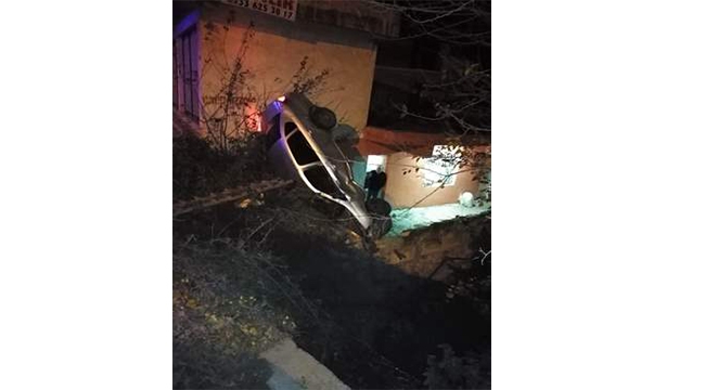 Kontrolden çıkan araç eve çarparak durabildi