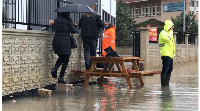 Okula girişte yağmur suyu engeli...
