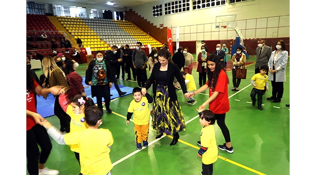 Rektör özel gereksinimli çocuklarla dans etti