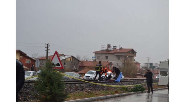 Talihsiz kadın trenin altında kaldı...