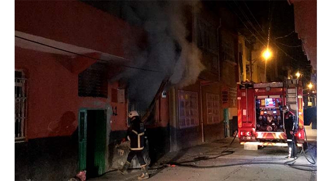Tek katlı evde korkutan yangın