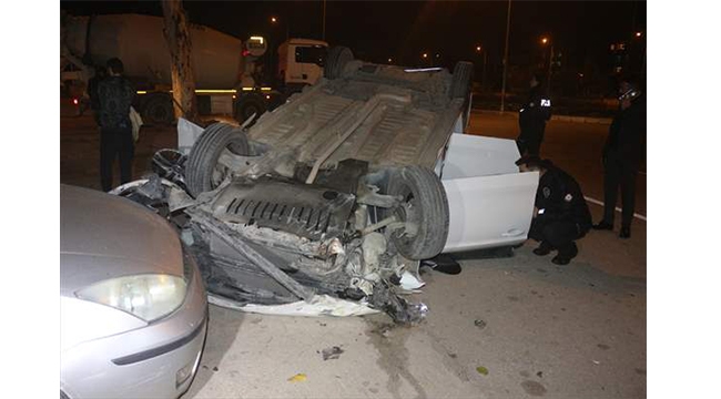 Uyarı levhasına çarpan araç ters döndü