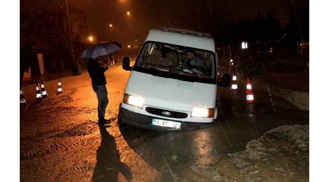 Adana'da sağanak yağış hayatı olumsuz etkiledi