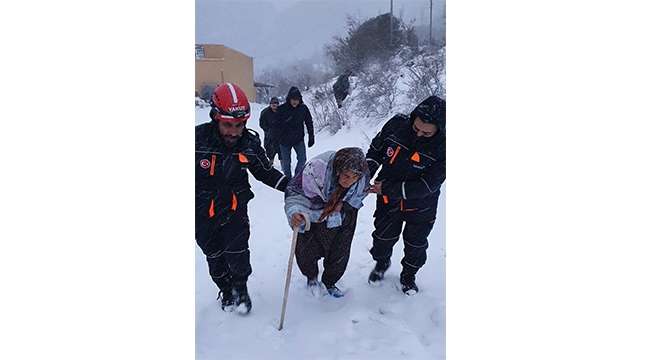 EVİNDE MAHSUR KALAN  YAŞLI KADINI ‘YAKUT’ KURTARDI