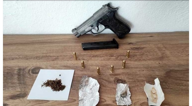 Hırsızlık zanlısının otomobilinden uyuşturucu ve silah çıktı!