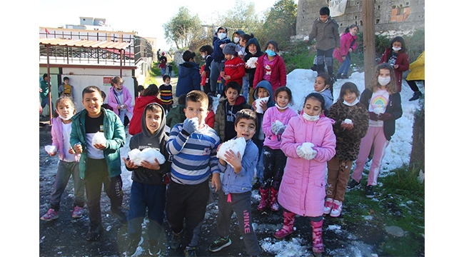 Karaisalı'da öğrencilerin kar sevinci