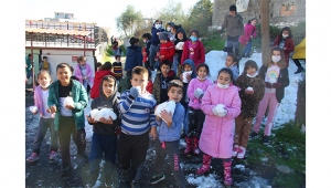 Karaisalı'da öğrencilerin kar sevinci