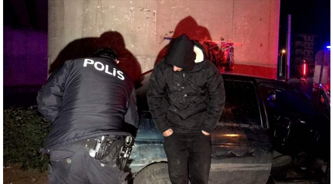 Kaza yaptığı otomobilde uyuya kaldı