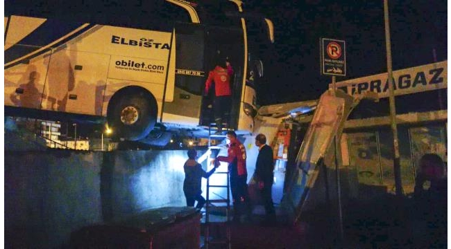 Kontrolden çıktı köprüde asılı kaldı!