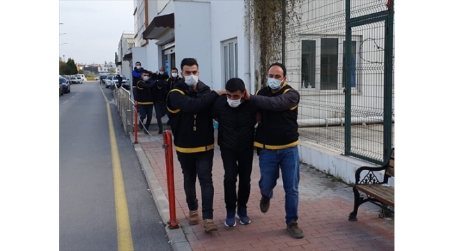 Kuyumcunun camını kırıp 200 bin liralık altın çaldılar!