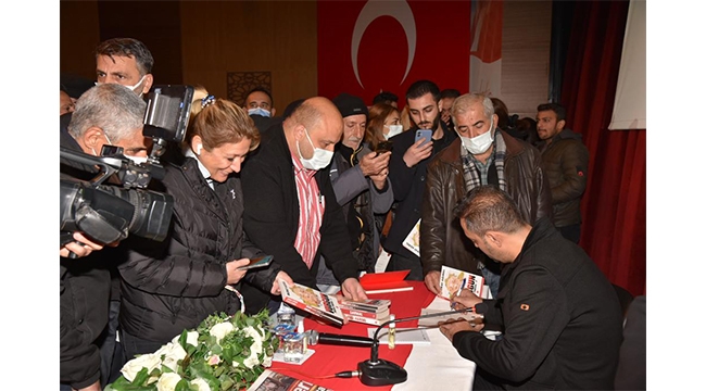 MURAT AĞIREL CEYHAN’DA OKURLARI İLE BULUŞTU