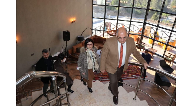 ÖĞRETİM ÜYELERİNDEN BUTİK OTELE TAM NOT