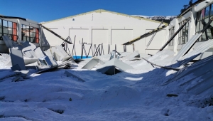 Okulun spor salonu çatısı karın ağırlığına dayanamadı!