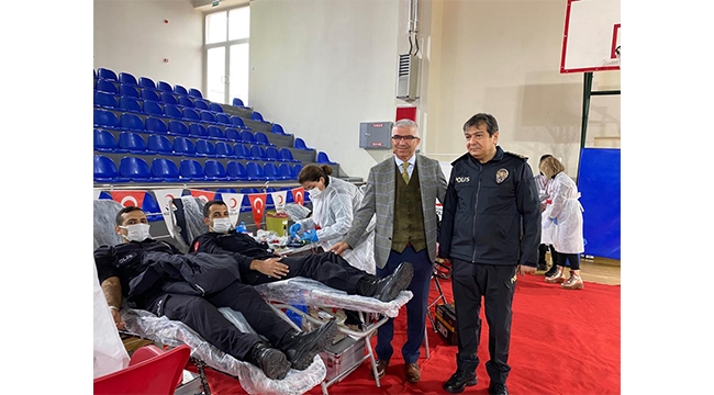 Polis adayları Kızılay'a kan bağışladı