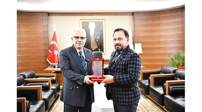 Başkan Uludağ’dan Sungur’a plaket