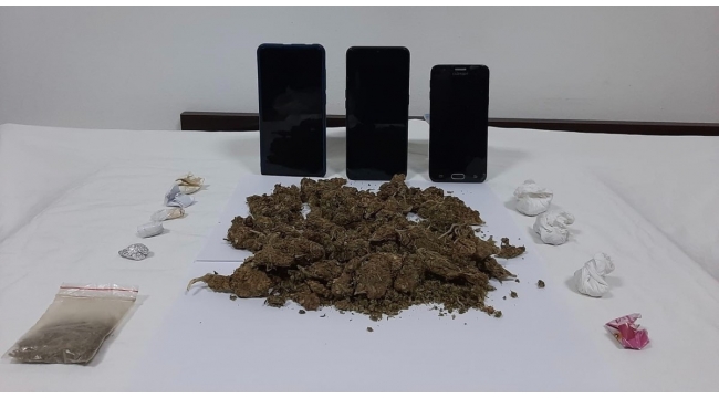 Evde gizlenmiş 2 kilogram esrar ele geçirildi