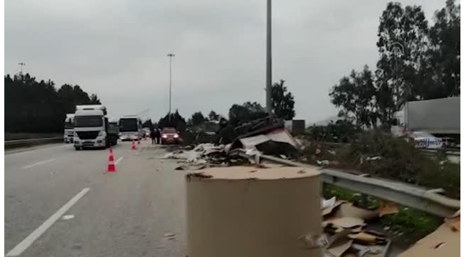 Kağıt yüklü tır devrildi:1 yaralı