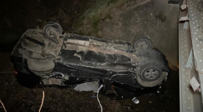 Kamyonet yük treniyle çarpıştı:2 yaralı