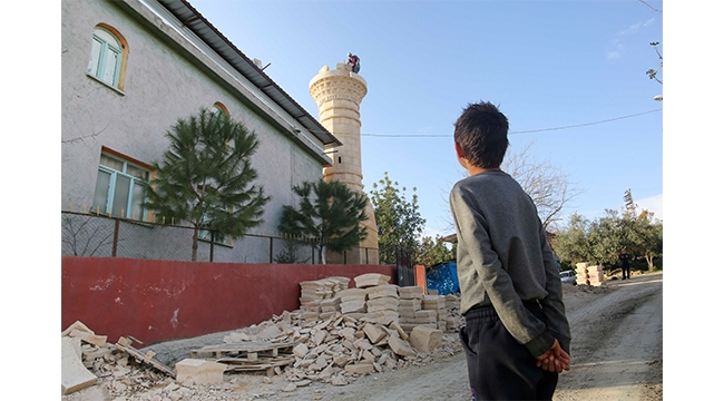 Kozan’da asfalt ve minare çalışması yapılıyor