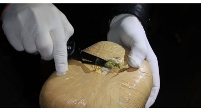 Yol kenarında 1 kilogram eroin bulundu