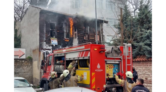 2 katlı tarihi bina alevlere teslim oldu