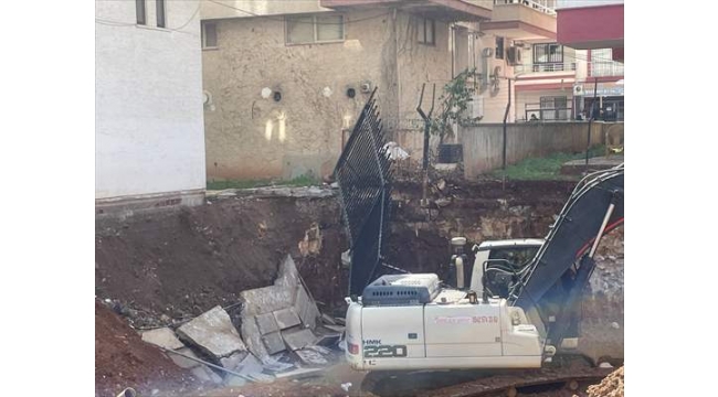 4 katlı binanın girişi çöktü