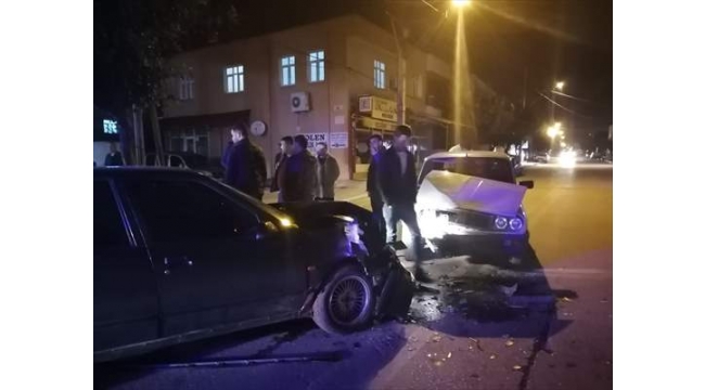 Adana'da iki otomobil çarpıştı:2 yaralı