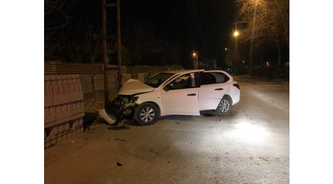 Otomobil elektrik direğine çarptı:3 yaralı