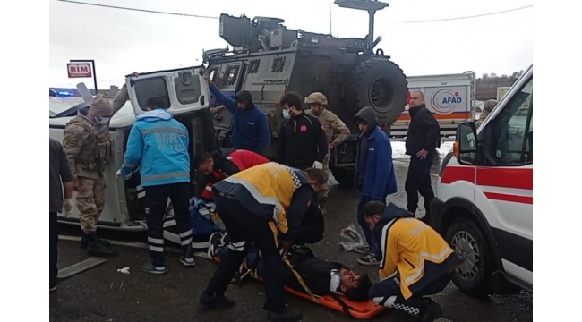 Askeri araç ile sivil araç çarpıştı: 5 yaralı